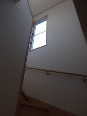気になる階段室の高窓にローマンシェード